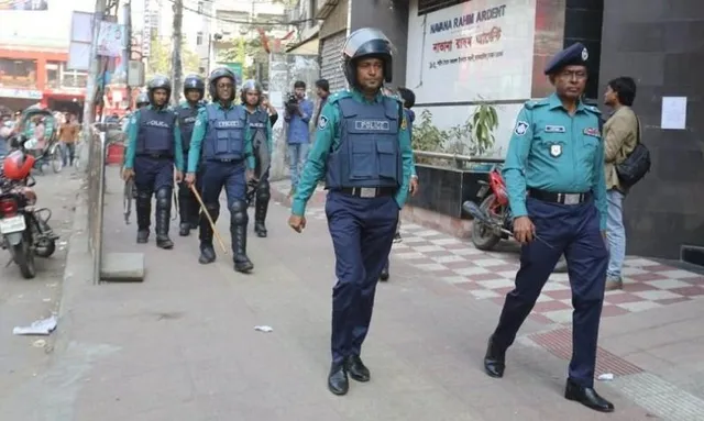 পল্টন নাইটিঙ্গেল এলাকা থেকে তিনজন গ্রেফতার