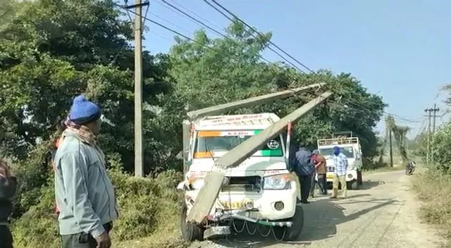 নিয়ন্ত্রণ হারিয়ে হাই ভোল্টেজ বিদ্যুতের খুঁটিতে ধাক্কা পিকআপ ভ্যানের