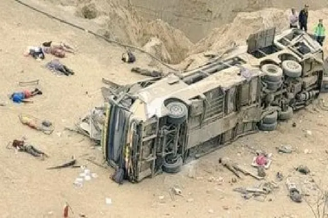 পেরুতে পাহাড় থেকে খাদে পড়ল বাস, মৃত ২৪