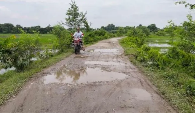 দীর্ঘদিন থেকে রাস্তা ভগ্নদশায়, আন্দোলনের হুমকি বাসিন্দাদের