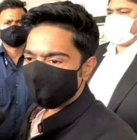 আগরতলায় পা রেখেই বিপ্লবকে আক্রমণ অভিষেকের