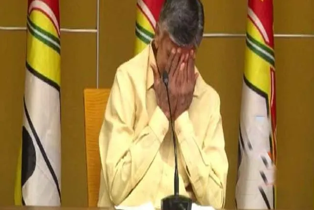 কান্নায় ভেঙ্গে পড়লেন মুখ্যমন্ত্রী, কেন জানেন?