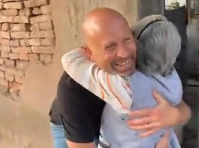 ৪৫ বছর পর ন্যানিকে খুঁজে পেয়ে আবেগে ভাসলেন ব্যক্তি