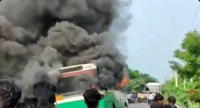 Andhra Pradesh: দাউ দাউ করে জ্বলছে যাত্রীবোঝাই বাস