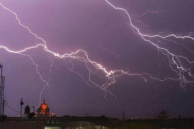 কিছুক্ষণের মধ্যে আসছে বৃষ্টি