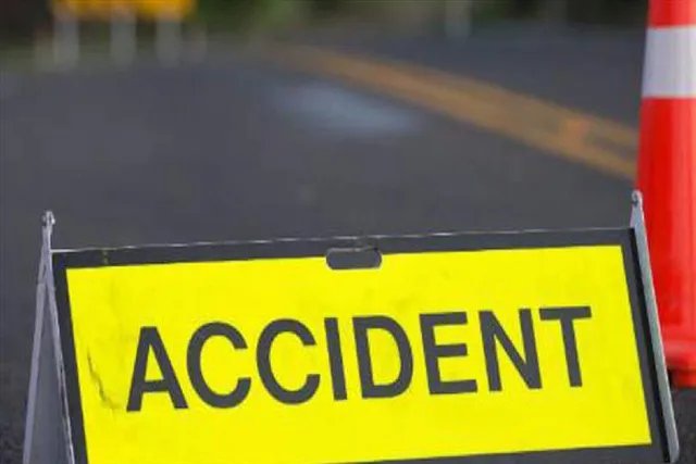 বিচারকের গাড়ির ধাক্কায় জখম ৩