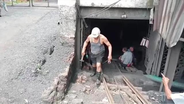 নাইট শিফটে খনি গহ্বরে কাজ করতে গিয়ে বিপদের মুখে পড়লেন খনি শ্রমিকরা