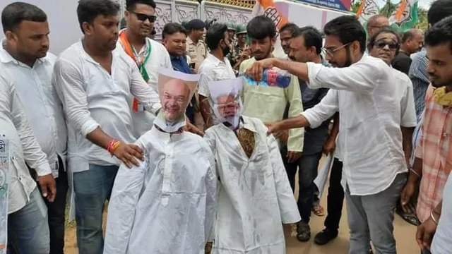 সোনিয়া গান্ধীকে ইডির জিজ্ঞাসাবাদে আগরতলায় মোদী, শাহের কুশপুত্তলিকা দাহ করল কংগ্রেস