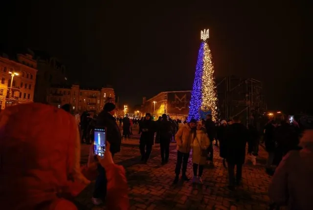 কিয়েভ ক্রিসমাসের দিন আলোকিত ক্রিসমাস ট্রি উদযাপন করেছে