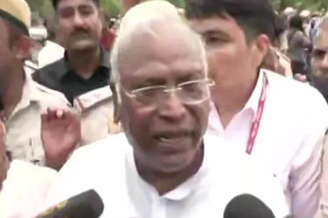 পুলিশর নির্দেশেই আন্দোলন, সাফ জানালেন মল্লিকার্জুন খার্গে