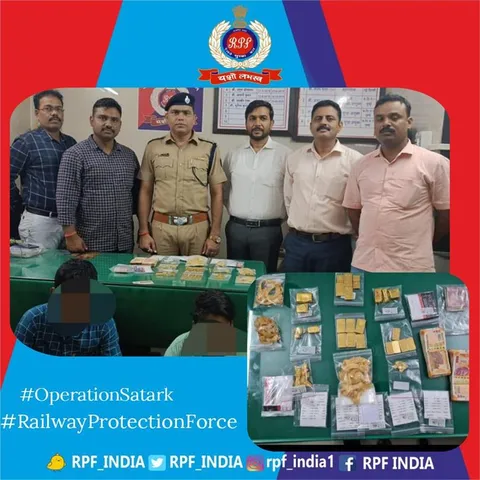 চলন্ত ট্রেন  থেকে উদ্ধার সোনা ও টাকা