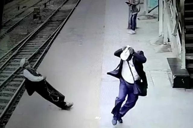 অল্পের জন্য প্রাণে রক্ষা পেল খড়গপুর রেলওয়ে বিভাগের এক আধিকারিক