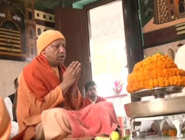 মহাশিবরাত্রি উপলক্ষে গোরক্ষনাথ মন্দিরে পুজো দিলেন যোগী আদিত্যনাথ