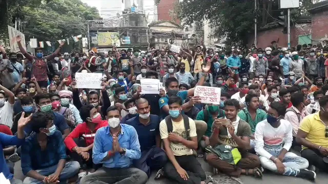 চাকরির দাবিতে এবার পথে নামলেন পার্শ্ব শিক্ষকরা