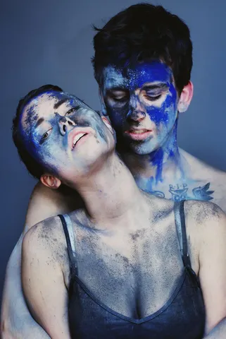 একে অপরের নেশায় ডুবে যান