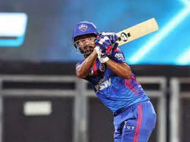 মাঠে নেমেই চলে গেলেন ললিত