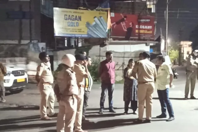'মাঝেরহাট হতে দেবো না', নিজে দাঁড়িয়ে থেকে ভারী গাড়ির কাগজ দেখছেন জেলাশাসক