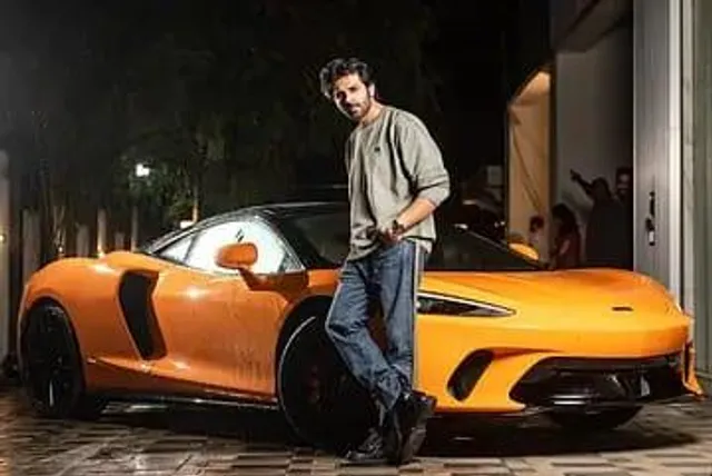 ৪.২৮ কোটি টাকার গাড়ি উপহার পেলেন কার্তিক আরিয়ান