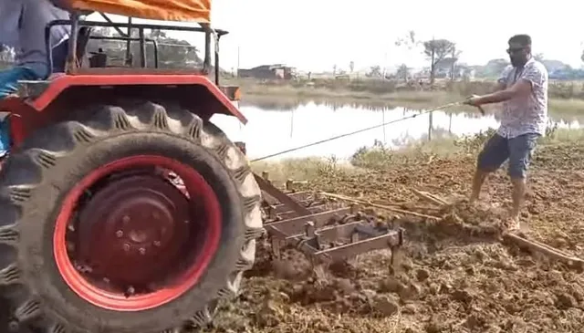 মাঠে চাষ করতে নেমে পড়লেন শিলাজিৎ