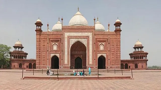 তাজমহলের মসজিদে নামাজ পড়ে গ্রেফতার ৪