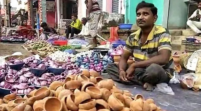 চায়না আলোর দাপটে কমেছে মাটির প্রদীপের চাহিদা