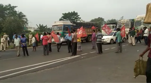 ডেবরাতে রাস্তা অবরোধ বাম সমর্থকদের
