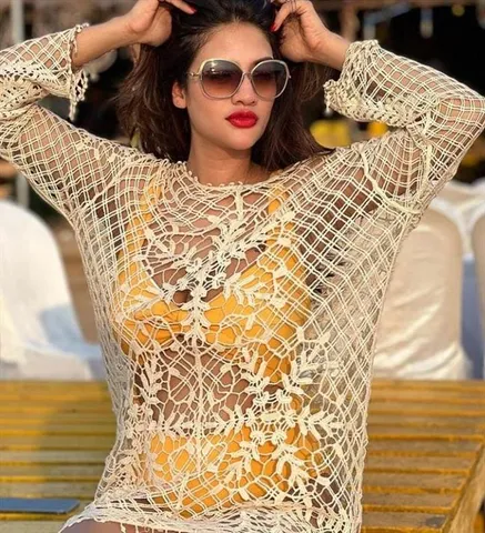 সমুদ্রের ধারে উষ্ণতা দ্বিগুণ বাড়িয়ে দিলেন নুসরত জাহান