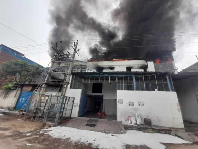 দিল্লির লরেন্স রোড এলাকার একটি কারখানায় ভয়াবহ অগ্নিকাণ্ড