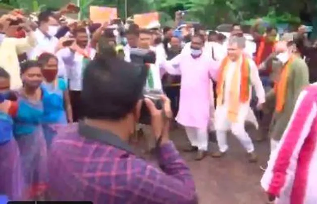 ওড়িশার আদিবাসী মহিলাদের সঙ্গে নাচের ছন্দে পা মেলালেন রেলমন্ত্রী, দেখুন ভিডিও