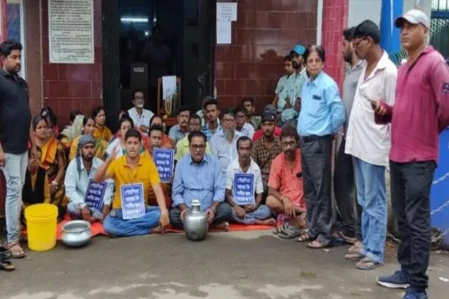 জল ঘোলা, নিজেই পুরসভায় অবস্থানে বসলেন ওয়ার্ড কাউন্সিলর