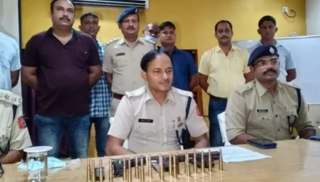 বিপুল অস্ত্র সহ গ্রেফতার ১