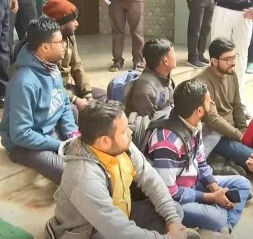 খাদ্য দফতরের অফিসের সামনে বিক্ষোভ