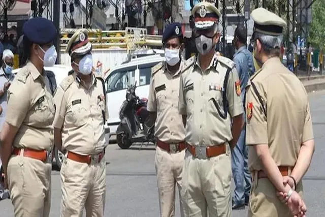 দিনে দুপুরে সোনার দোকানে চুরি, গুলি কর্মচারীকে