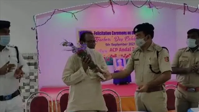 শিক্ষক দিবসে শিক্ষকদের সংবর্ধনা পুলিশের
