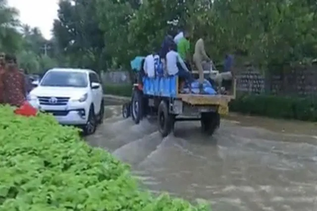 ভারী বৃষ্টিতে বিপর্যস্ত বেঙ্গালুরুতে ট্র্যাক্টরে করে অফিসে গেলেন কর্মীরা