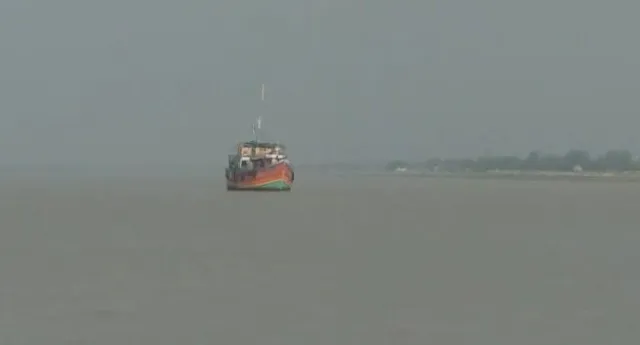 পেটুয়াঘাট মৎস্য বন্দরে ট্রলার ডুবে মৃত ২, নিখোঁজ ৭