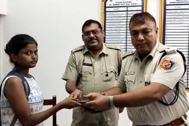ছিনতাই হওয়া মোবাইল উদ্ধার করে ছাত্রীকে ফেরালো পুলিশ
