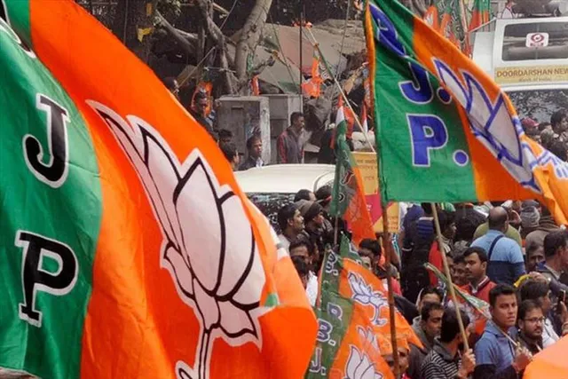 আবাস দুর্নীতি : টায়ার জ্বালিয়ে বিক্ষোভ বিজেপির