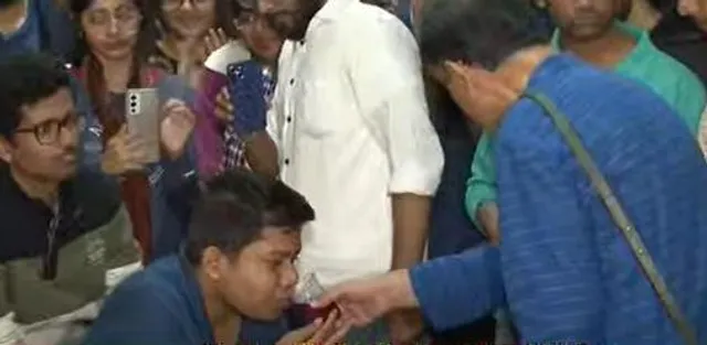 অনশন প্রত্যাহার কলকাতা  মেডিক্যালের পড়ুয়াদের