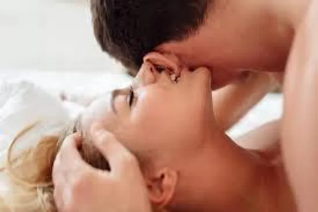 কামড়ে বাড়ে আদরের তীব্রতা