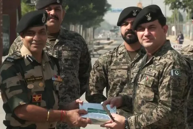 আটারি-ওয়াঘা সীমান্তে মিষ্টি বিনিময় বিএসএফ, পাকিস্তান রেঞ্জার্সের
