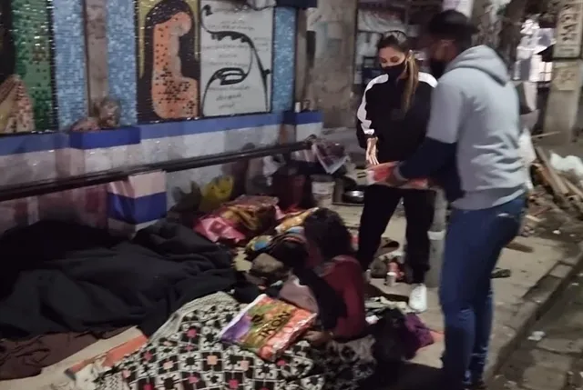 'ক্রিসমাস ইভ'-এ শহরের রাস্তায় 'সিক্রেট সান্টা' মিমি