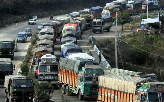 ভূমিধসের কারণে জম্মু-শ্রীনগর জাতীয় সড়ক অবরুদ্ধ