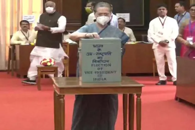 ভোট দিলেন কংগ্রেস নেত্রী সোনিয়া গান্ধী