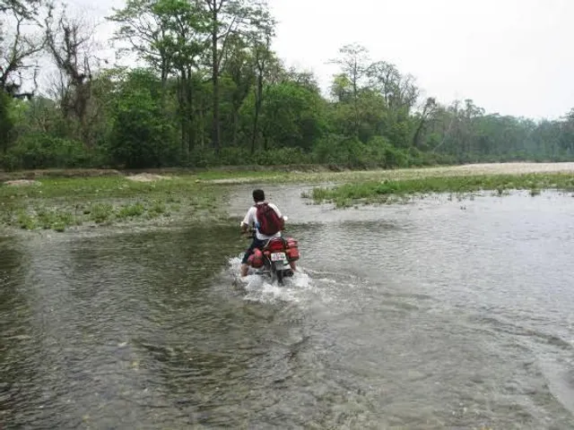 লাগাতার বৃষ্টির জেরে ফের বন্যা পরিস্থিতি জলপাইগুড়ির গ্রামে