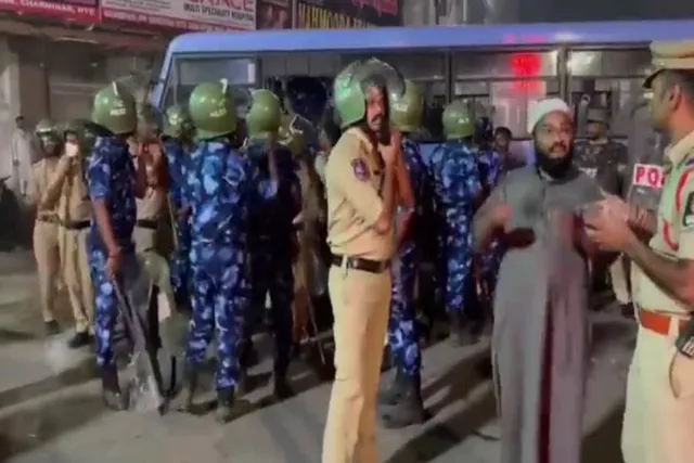 বিজেপি নেতার বিরুদ্ধে হায়দ্রাবাদে বিক্ষোভ, ভাইরাল ভিডিওয় পুলিশের বিরুদ্ধে লাঠিচার্জের অভিযোগ