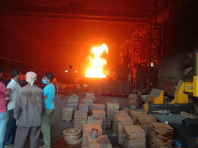 কারখানার ভেতর বিধ্বংসী আগুন