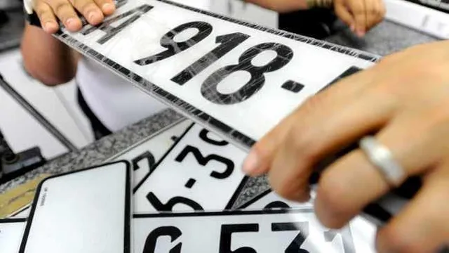 ভুয়া নাম্বার প্লেট সহ আটক দুই