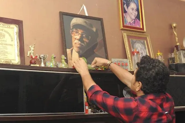 কোচের মৃত্যুবার্ষিকীতে শ্রদ্ধাজ্ঞাপন করলেন শচীন