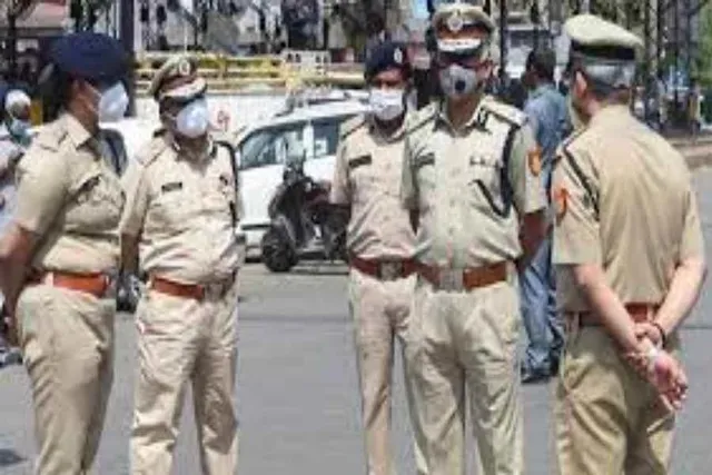 জাল ওয়েবসাইট ব্যবহার করে প্রতারণা, গ্রেফতার ১২